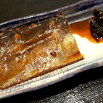 玉笑 - ６日間炊き上げた「つまみにしん」は箸を入れるとホロリと崩れるほど柔らかに炊き込まれている