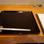 玉笑 - カウンターに通され…既にお盆がセットされていました