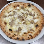 IMPASTO - Cコースのピッツァ、サルシッチャ・リモーネ: 自家製モッツァレラ・自家製リコッタ・岩中豚のサルシッチャ、レモン、モッツァレラチーズは搾りたての神奈川県産生乳100%を使用