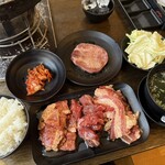 七輪焼肉 安安 - ♪特命'sセレクション
      3種盛り定食300g¥1540
      厚切り牛タン¥クーポン