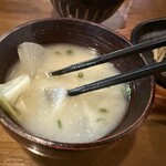 ハンバーグのヒルデン - 白味噌の味噌汁、具材は珍しいキャベツと大根