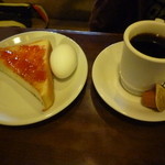 珈琲 豆三郎 春日井店 - モーニング（苺ジャムトースト、ゆで玉子）