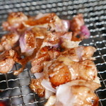 ろばたやき山ろく - 地鶏焼き上がり、皮もすごく美味しい！