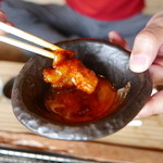 ろばたやき山ろく - 生卵はすき焼きのようにお肉を付けて頂きます！