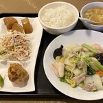 金蘭 - 八宝菜セット 
(野菜煮物･サラダ･枝豆･鶏の唐揚･白飯･卵スープ)