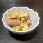 炭火焼き さん吉 - お通しはウィンナーと玉子