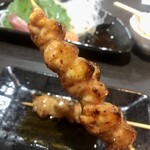 炭火焼き さん吉 - 塩で食べがちですがあえてのタレ