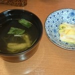 横田屋  - 肝吸いとお漬物.