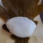 和菓子 たいやき すえき - 柏餅は真っ白な肌がなまめかしい。しっとりなめらかです