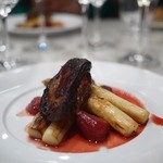 ビストロ キフキフ - フォアグラとホワイトアスパラガスのソテー、赤ワインと苺のソース