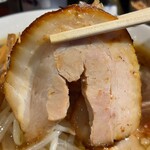 麺や 恵みの一杯 - チャーシューリフト