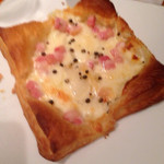 ワイン食堂o'bo - ベーコンと黒胡椒が効いたパイピザ