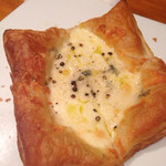 ワイン食堂o'bo - パイ生地のチーズピザ