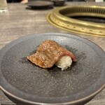 焼肉とみ - 和牛肉寿司 ほうじ茶シャリ