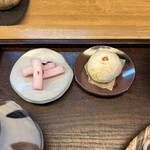 手打ち蕎麦山ざき - 大根赤漬け・甘味(黒豆入りまんじゅう)