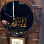 たこ咲・ご夫婦？で間断なくひたすら焼き続けています。この畳二畳くらいの掘っ建て小屋で一日何個焼いているんだろう？はんぱないね。