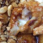 たこ咲・大玉のたこ焼き外も薄皮で中はアツアツとろとろ
          カリッと感がある天かすに香り高く甘いソースが絶妙！