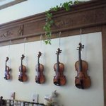 ティールーム　シャコンヌ   - 壁に飾られたバイオリン…ビオラ？