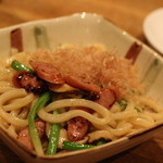 潮騒料理 哉吉 - 〆の焼きうどん　ごま油風味が強めでした　わけぎ、ウインナーがメインの具材