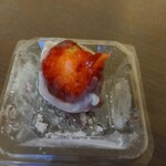 和菓子 たいやき すえき - イチゴが瑞々しく、汁がジュワッと出てきます。衣は薄いです