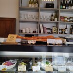 フランス惣菜 ル・ニ - 内観。パテ・ド・カンパーニュ、リエット、クリームチーズのディップ、マッシュポテトと挽肉のお惣菜などなどたくさん買ったのに写真撮り忘れた笑