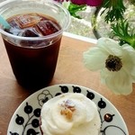 サンデーベイクショップ - キャロットケーキとアイスコーヒー