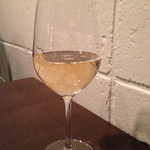 ビストロガストロス - なぜかシャンパーニュがワイングラスで。