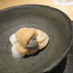 神保町 傳 - 小鉢：白バイ貝 独活 酒盗ソース