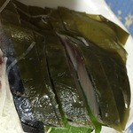 Maguroya - しめ鯖は昆布締めです。適度な締め具合でとても美味しい。