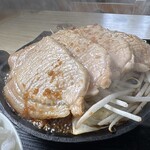 かね山 - 鉄板アツアツの豚生姜焼き