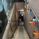 JINGLE - 吉村家が移転する前の旧店舗の隣りのビルの地下一階にある。