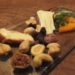 シャンパン&醤油バー フルートフルート - チーズ盛り合わせ＆ドライフルーツと燻製醤油：1200円