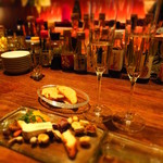 シャンパン&醤油バー フルートフルート - 本日のスパークリング：600円+チーズ盛り合わせ＆ドライフルーツと燻製醤油：1200円