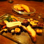 シャンパン&醤油バー フルートフルート - チーズ盛り合わせ＆ドライフルーツと燻製醤油：1200円
