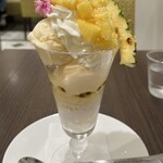 千疋屋総本店 フルーツパーラー - 料理写真:パイナップルとココナッツのパフェ(ナタデココ入り)
