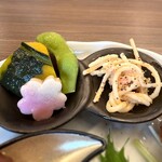 和心だし巻き家 こんび - 南瓜の煮付け、枝豆、視覚的にも華やかさをプラスする花型かまぼこ、スパゲッティサラダ