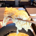 和心だし巻き家 こんび - 箸を入れると、ほどよい弾力を感じる“ぷるっ”とした手応え。持ち上げた瞬間、表面にまとった出汁がじんわり滲み出ます‼️