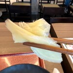 和心だし巻き家 こんび - 添えられた生姜を少し合わせると、全体の輪郭がキュッと締まり、後味が一気に洗練される。