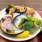 和心だし巻き家 こんび - 別皿の小鉢も抜かりなし