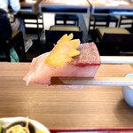 和心だし巻き家 こんび - はまちは程よい脂のりでコクと甘みのバランスが良い