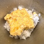 和心だし巻き家 こんび - 京丹波「金鵄の赤彩卵」のコクに、鰹出汁の旨味が重なり合い、噛むほどにじわっと広がっていく
