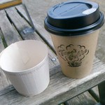 ペーパーカップとスリーブ