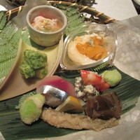 花邑 - 新タケノコの木ノ芽あえ、蟹の酢のもの、煮こごり、そら豆の天ぷら、ワカサギ、湯葉と雲丹、花山葵白和え、鯖のお寿司
