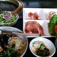 米澤牛DINING べこや - ビビンバ付きランチ
                牛タン、カルビ、豚トロの焼肉三昧定食♪