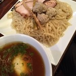 らあめん 元 - 特製つけ麺1000円
                                
                                フルマラソン後のご褒美に。
                                
                                鶏出汁に弓削田醤油の返しのつけ汁はさっぱりしながらも、物足りなさはなし。平打ち麺は全粒粉入りの風味の強いもの。特製は鶏団子、チャーシューまし、姫竹、味玉。
                                チャーシューは歯ごたえもありジューシーで美味です。
                                
                                ここの店主、一心不乱にラーメン作っていますが、本当に無駄な動きがなく感心します。
                                チャーシューも注文ごとに切り、早さだけではなく、丁寧な