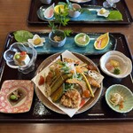 はなびより - ９種類の緑黄色野菜と鶏唐揚げのサラダ仕立て　1,690円