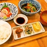 Naniwa Robata Itada Kitai - 本日の煮魚とお刺身定食