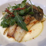 ルグドゥノム ブション リヨネ - 季節の魚料理(スズキのソテー、レモンのソースに野菜や茸、自家製サラミを乗せたもの)(メインディッシュ)
      