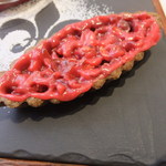 ルグドゥノム ブション リヨネ - リヨン名物のタルトプラリヌ(アップ)