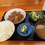 須砂渡食堂 - 鳥もつ煮定食 ご飯大盛り